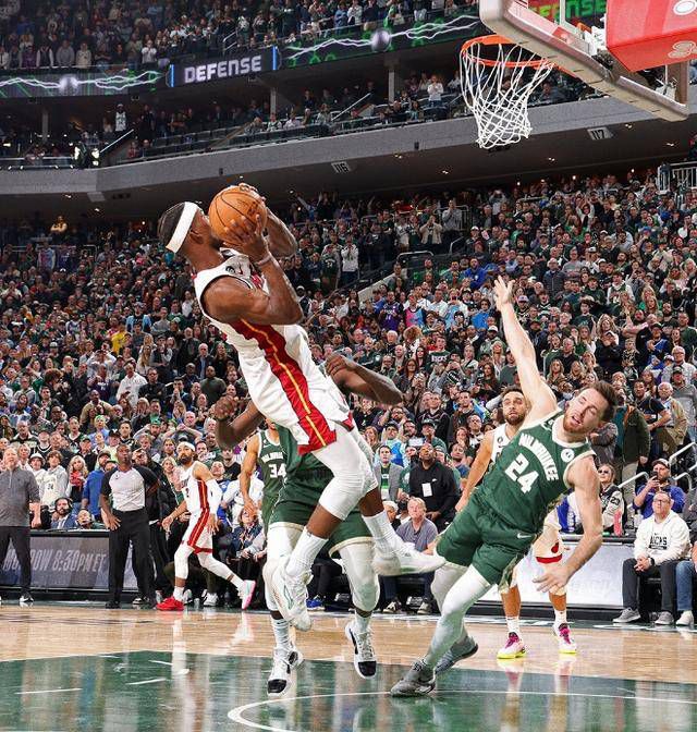 穆雷28+5约基奇26+14+8掘金终结勇士5连胜　NBA圣诞大战，勇士客场对阵掘金。